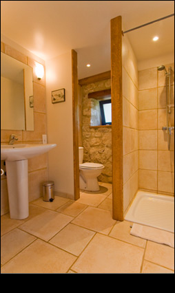 La salle de douche de la troisième chambre du Mas d'Issoire